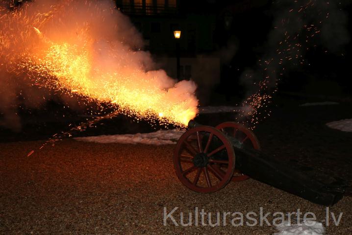 pils salūtlielgabals darbībā